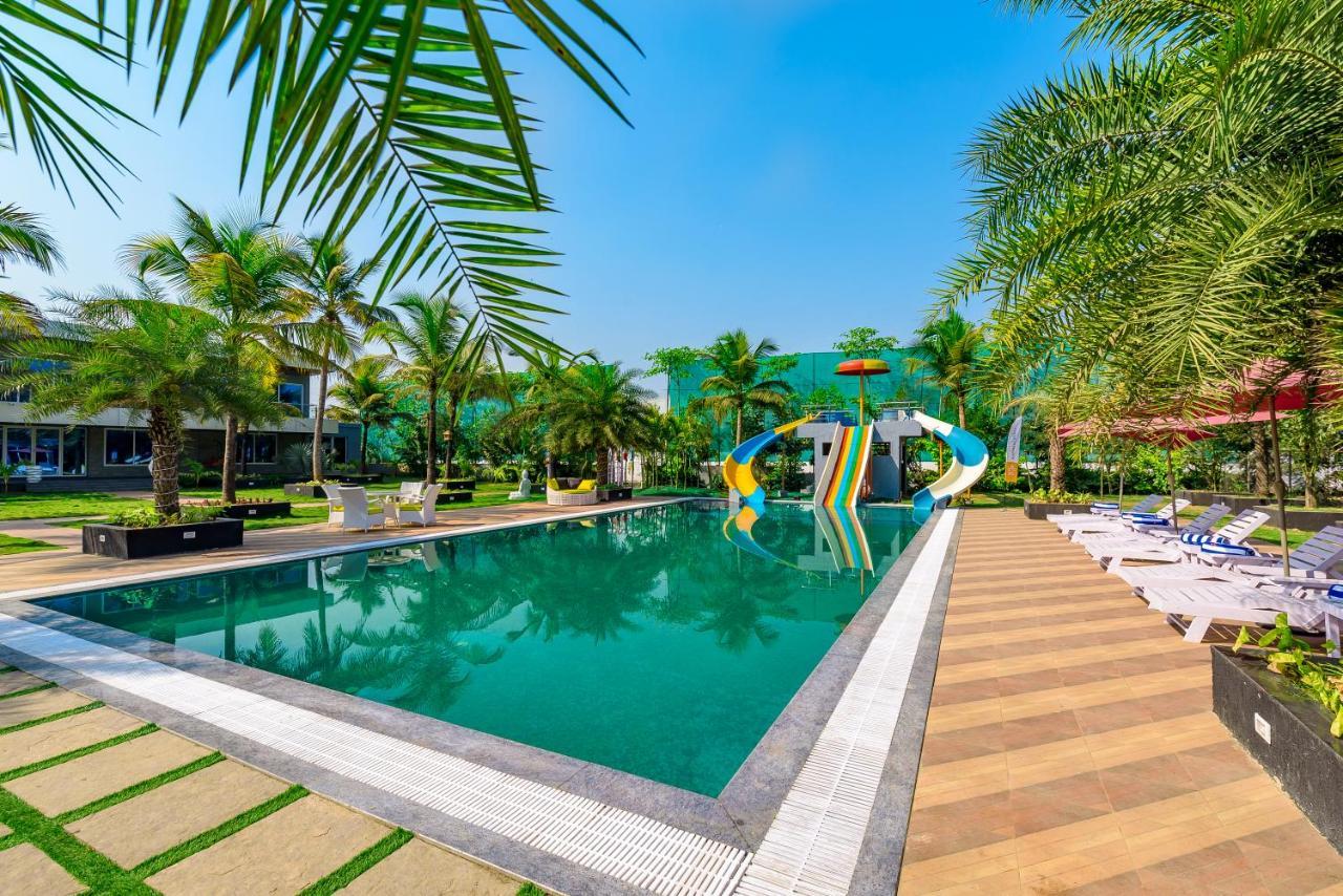Saffronstays Palm Paradise, Kalyan Khadavli - Swimming Pool With Water Slides, Gazebo And Indoor Games Padghe Esterno foto