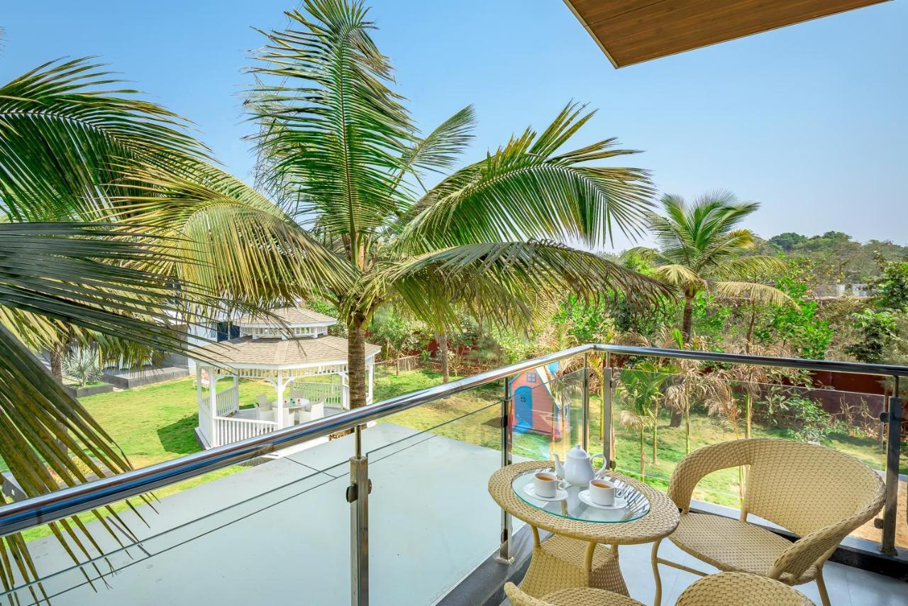 Saffronstays Palm Paradise, Kalyan Khadavli - Swimming Pool With Water Slides, Gazebo And Indoor Games Padghe Esterno foto