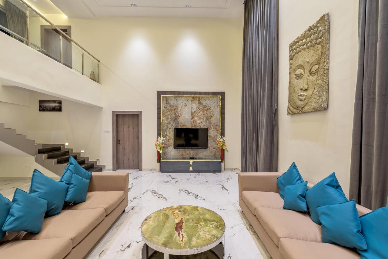 Saffronstays Palm Paradise, Kalyan Khadavli - Swimming Pool With Water Slides, Gazebo And Indoor Games Padghe Esterno foto