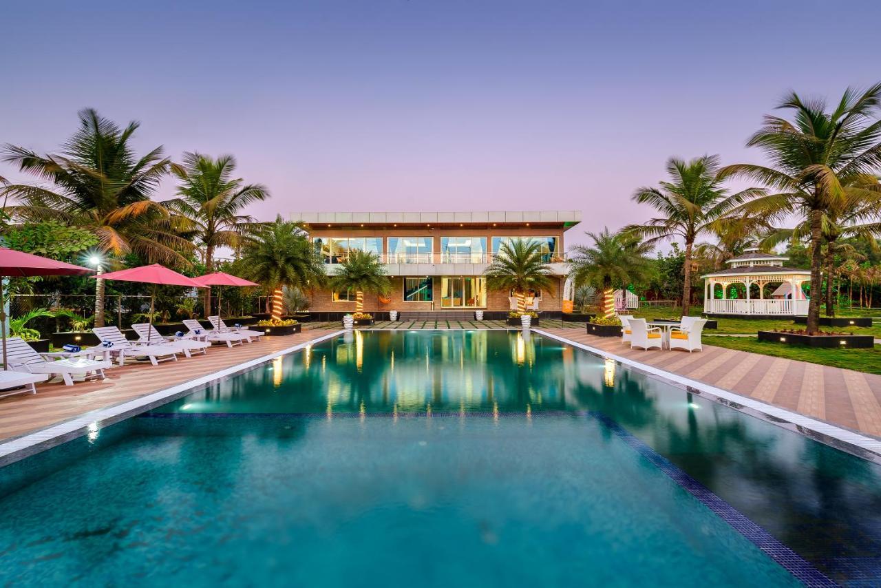 Saffronstays Palm Paradise, Kalyan Khadavli - Swimming Pool With Water Slides, Gazebo And Indoor Games Padghe Esterno foto