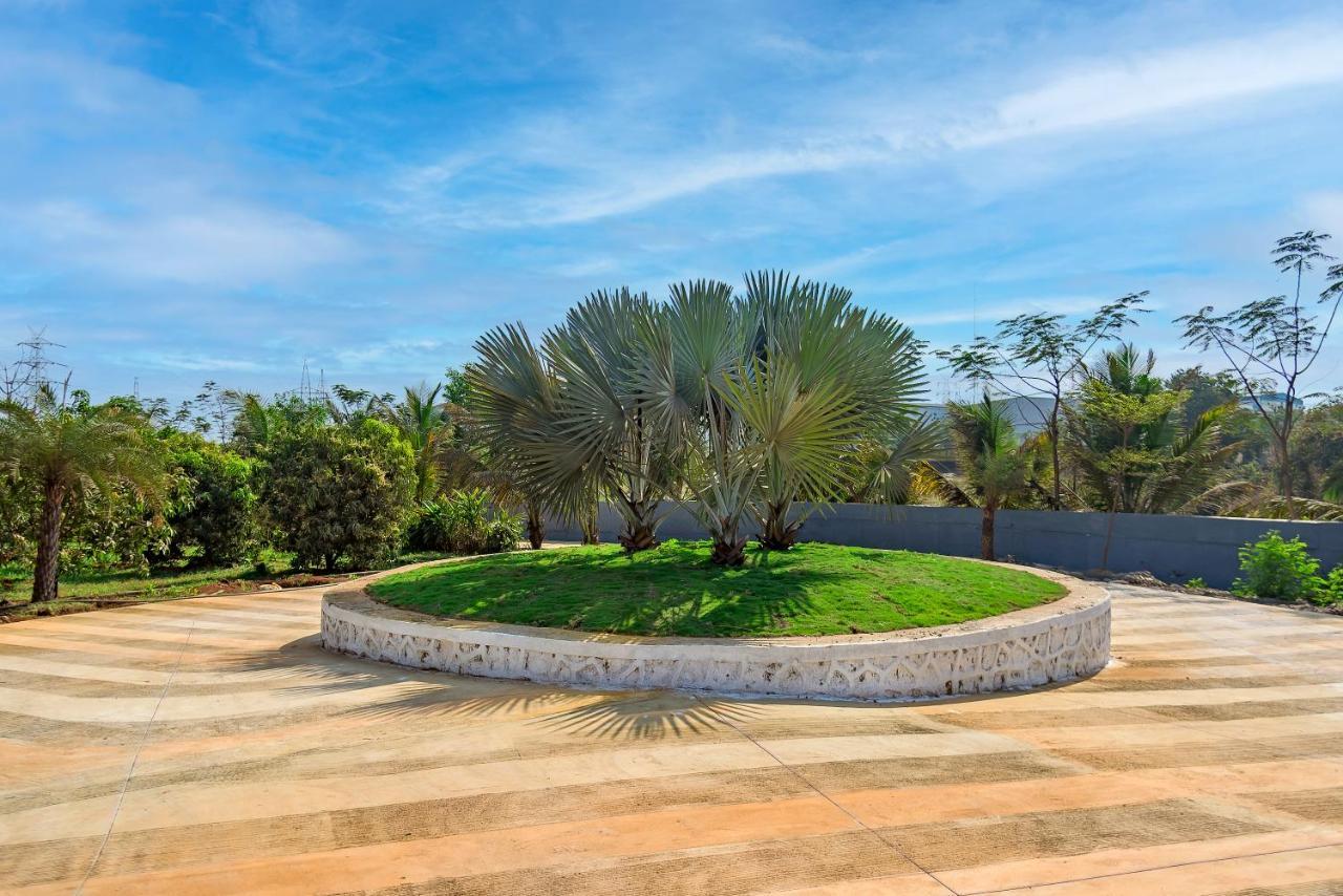 Saffronstays Palm Paradise, Kalyan Khadavli - Swimming Pool With Water Slides, Gazebo And Indoor Games Padghe Esterno foto