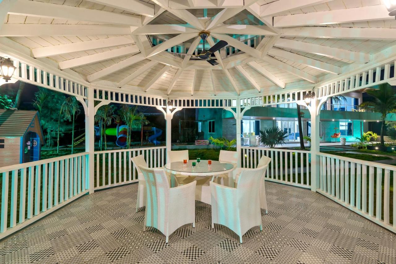 Saffronstays Palm Paradise, Kalyan Khadavli - Swimming Pool With Water Slides, Gazebo And Indoor Games Padghe Esterno foto